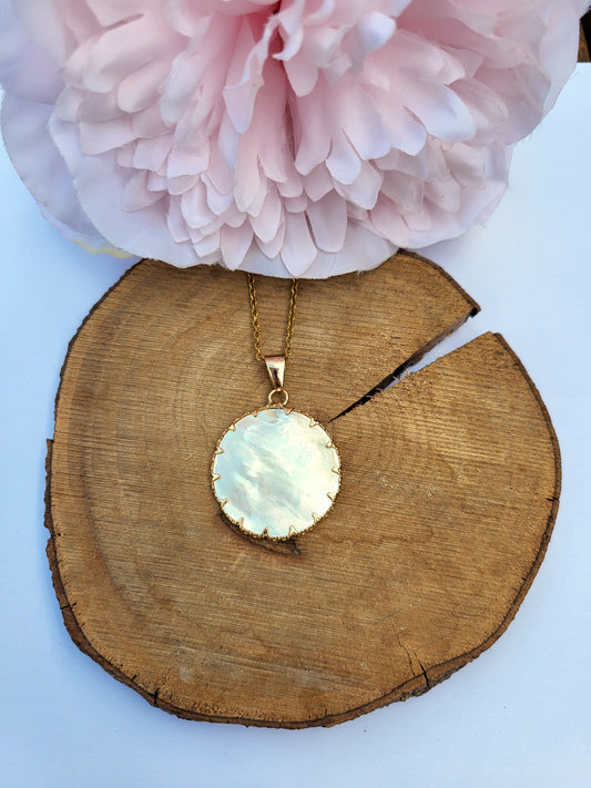 Necklace with mother-of-pearl pendant