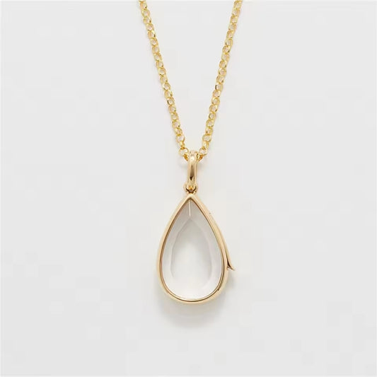 Collier avec pendentif personnalisable.
