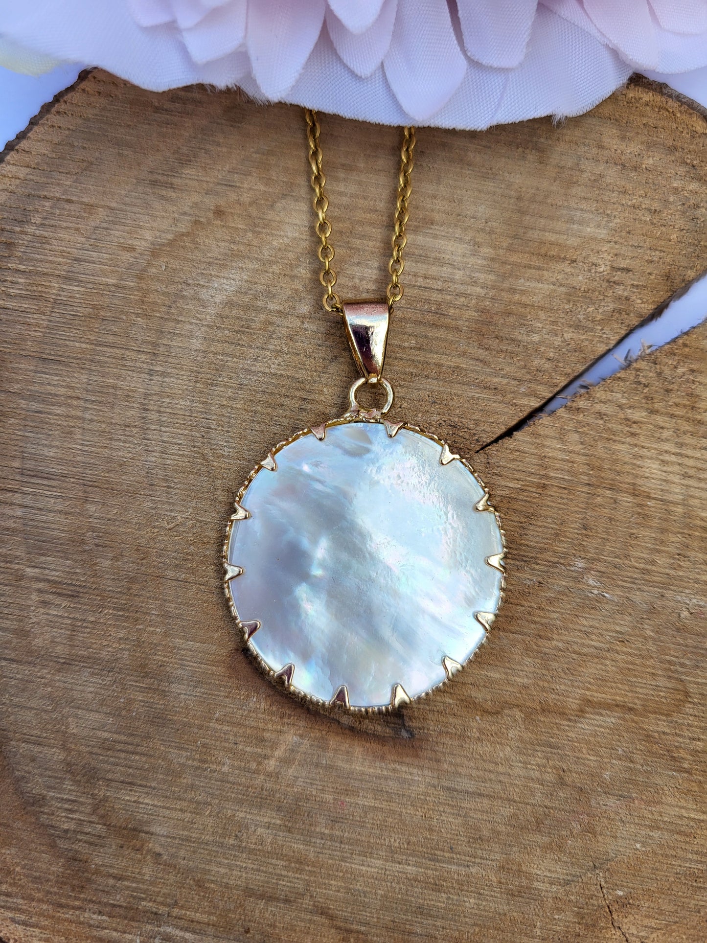 Necklace with mother-of-pearl pendant
